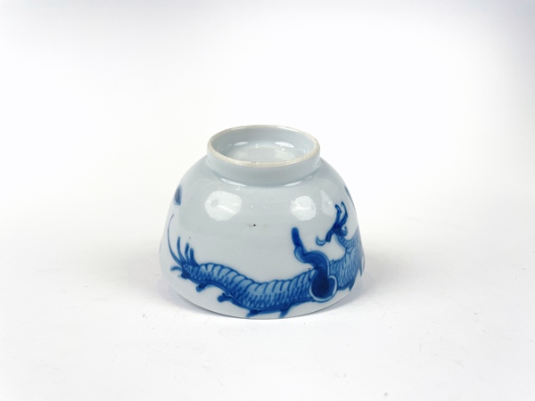 古玩陶瓷清雍正·青花過墻龍茶圓拍賣，當前價格2068元
