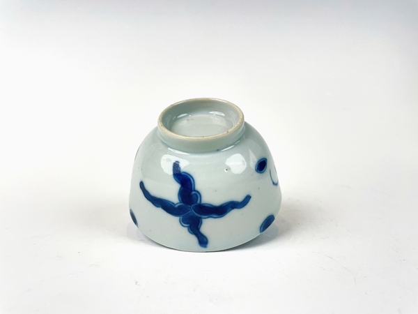 古玩陶瓷清雍正·青花過墻龍茶圓拍賣，當前價格2068元