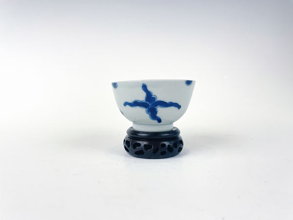 古玩陶瓷清雍正·青花過墻龍茶圓拍賣，當前價格2068元