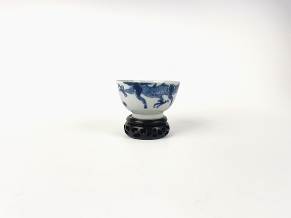 古玩陶瓷清雍正·青花過墻龍茶圓拍賣，當前價格2068元
