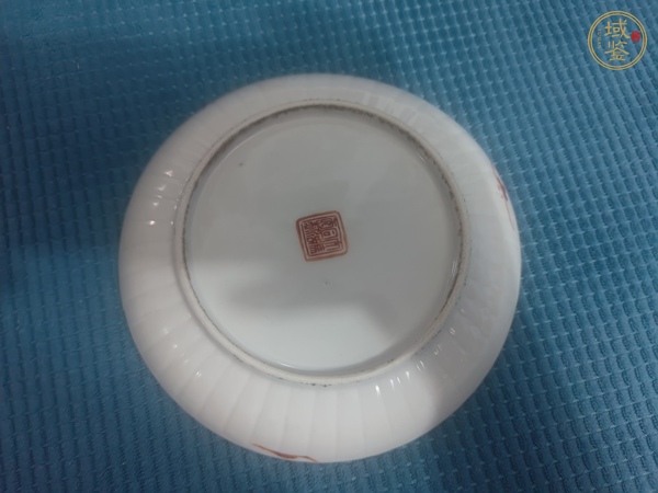 古玩陶瓷福壽三多紋礬紅盤真品鑒賞圖