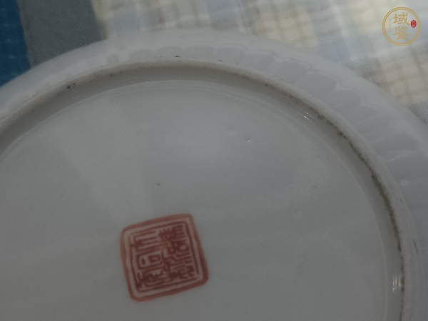 古玩陶瓷福壽三多紋礬紅盤真品鑒賞圖