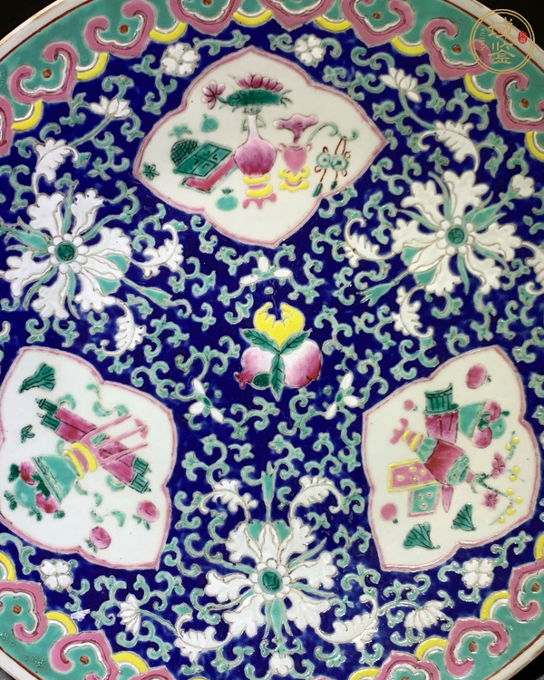 古玩陶瓷藍(lán)地粉彩開光博古圖盤真品鑒賞圖