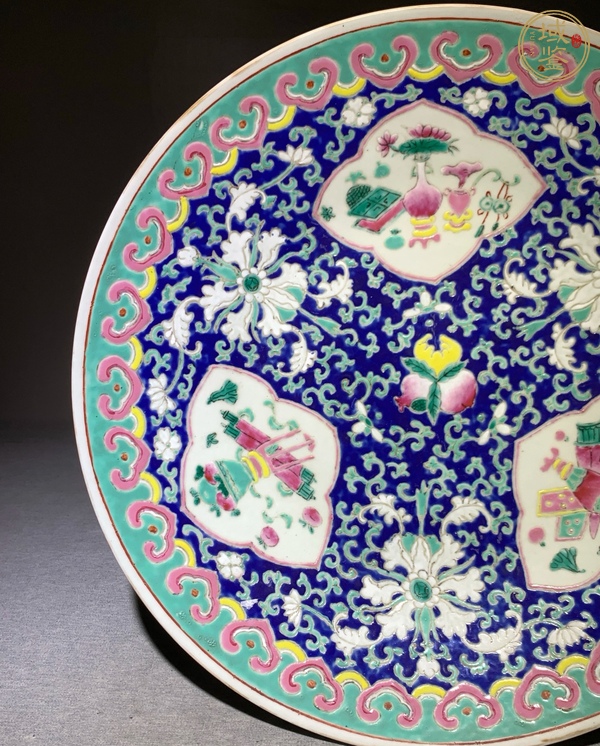 古玩陶瓷藍(lán)地粉彩開光博古圖盤真品鑒賞圖