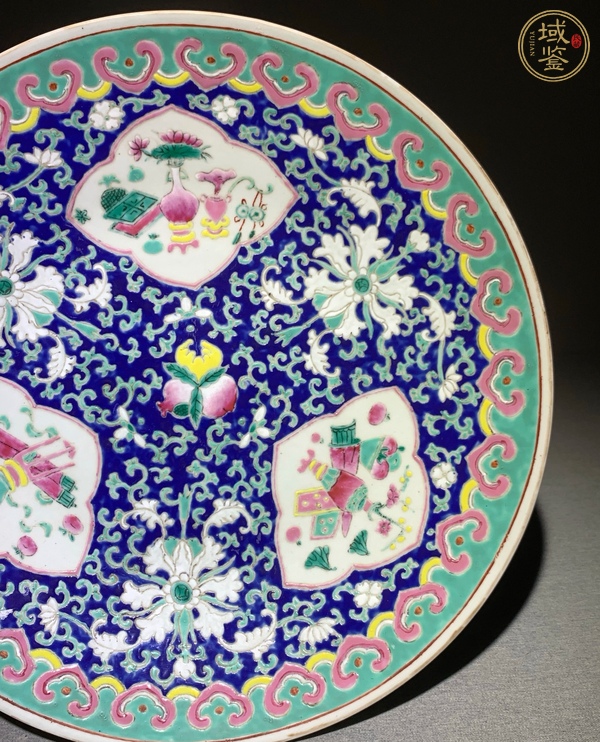 古玩陶瓷藍(lán)地粉彩開光博古圖盤真品鑒賞圖