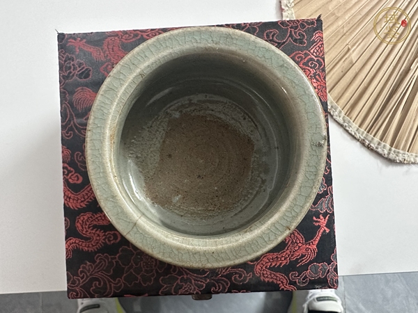 古玩陶瓷龍泉窯青釉香爐真品鑒賞圖
