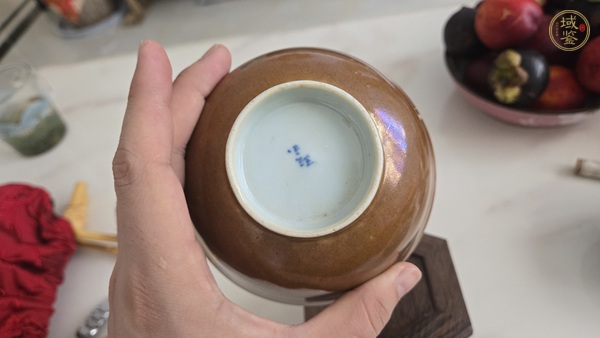 古玩陶瓷外紫金釉內(nèi)青花魚藻紋杯真品鑒賞圖