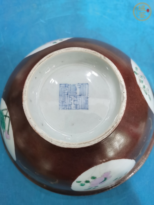古玩陶瓷紫金釉開光粉彩花卉紋碗真品鑒賞圖