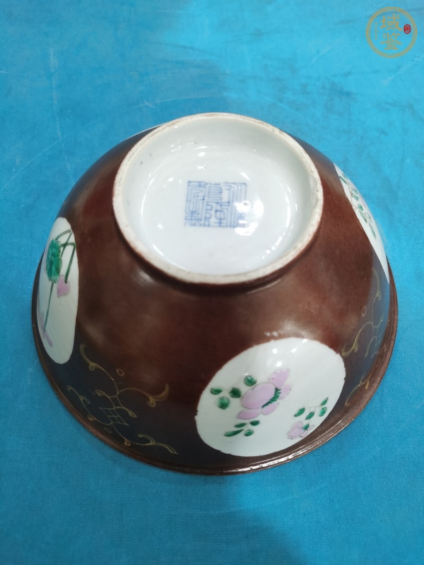 古玩陶瓷紫金釉開光粉彩花卉紋碗真品鑒賞圖
