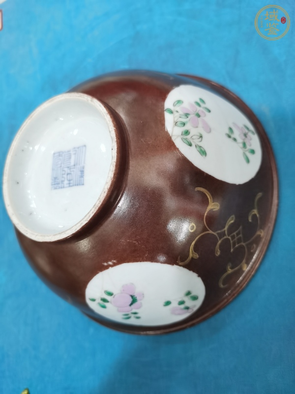古玩陶瓷紫金釉開光粉彩花卉紋碗真品鑒賞圖