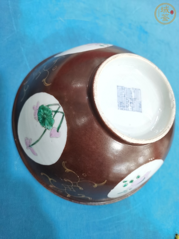 古玩陶瓷紫金釉開光粉彩花卉紋碗真品鑒賞圖
