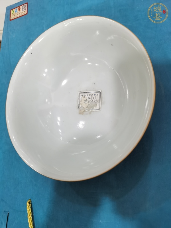 古玩陶瓷紫金釉開光粉彩花卉紋碗真品鑒賞圖