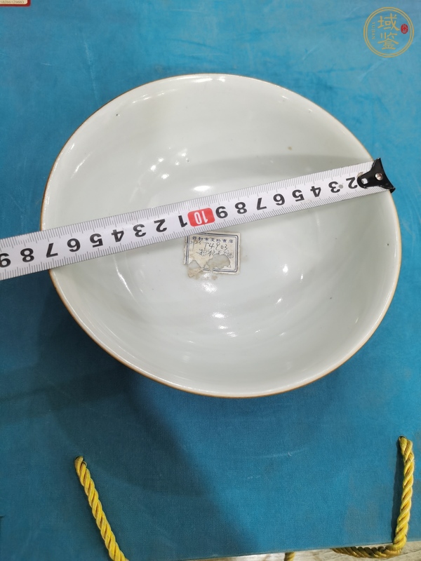 古玩陶瓷紫金釉開光粉彩花卉紋碗真品鑒賞圖
