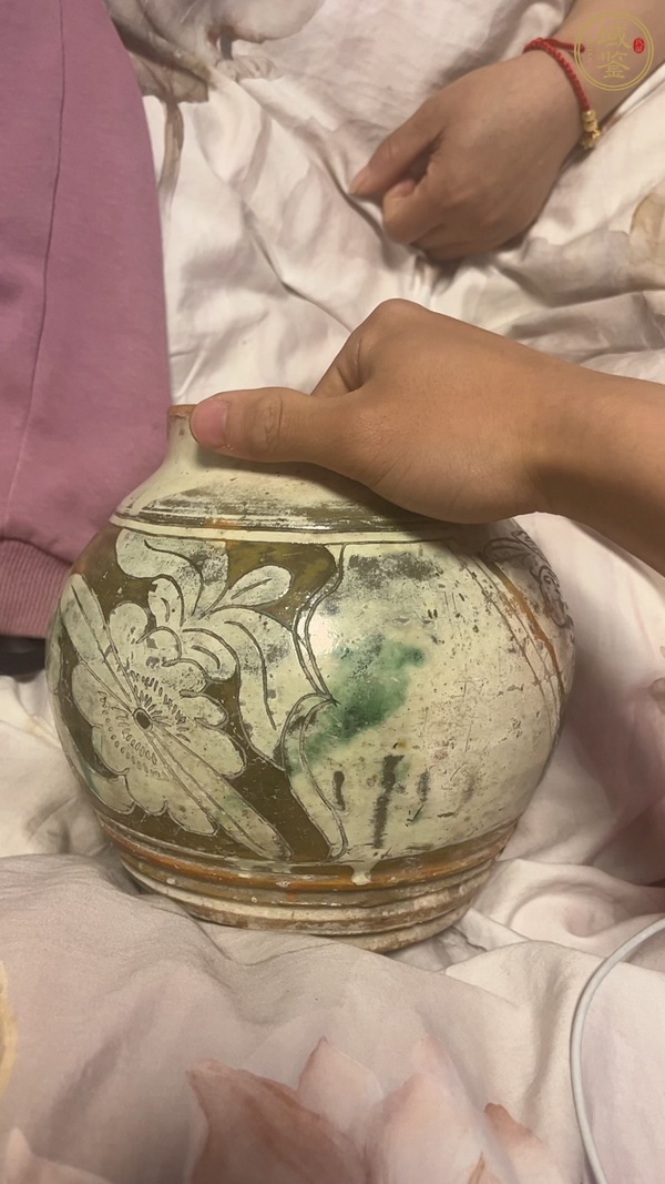 古玩陶瓷刻花罐真品鑒賞圖