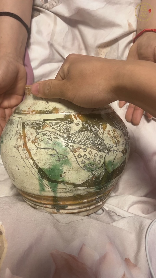 古玩陶瓷刻花罐真品鑒賞圖