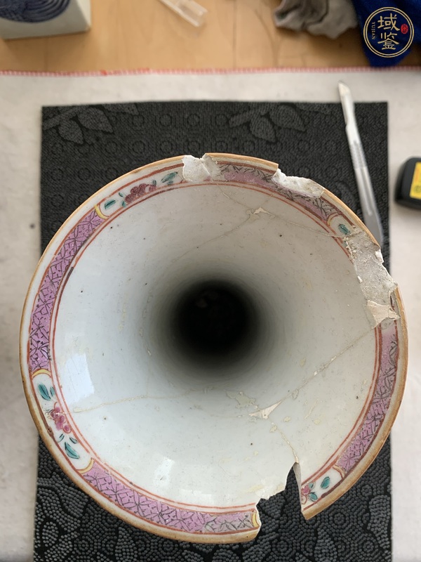 古玩陶瓷花蝶紋粉彩束腰花觚真品鑒賞圖