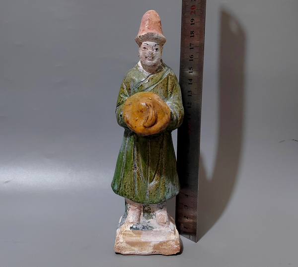 古玩陶瓷明三彩持帽人物俑拍賣,當(dāng)前價(jià)格190元