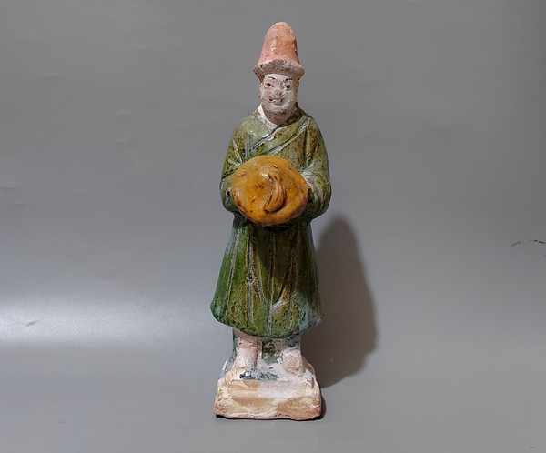 古玩轉(zhuǎn)賣明三彩持帽人物俑拍賣，當(dāng)前價(jià)格7788元