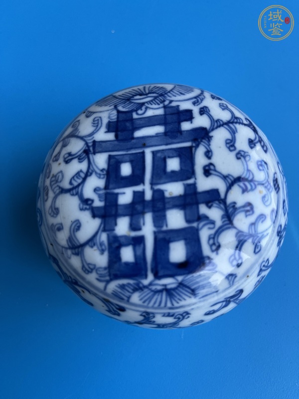 古玩陶瓷纏枝花囍字紋青花粉盒真品鑒賞圖