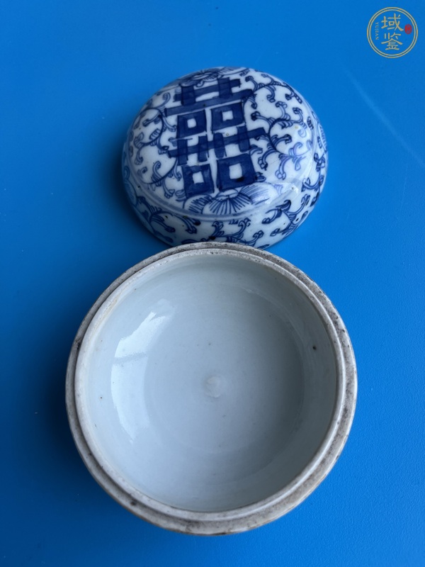 古玩陶瓷纏枝花囍字紋青花粉盒真品鑒賞圖