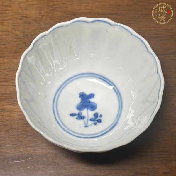 古玩陶瓷花卉紋青花杯真品鑒賞圖