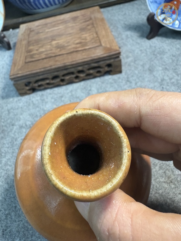 古玩陶瓷石灣窯黃釉荸薺瓶真品鑒賞圖