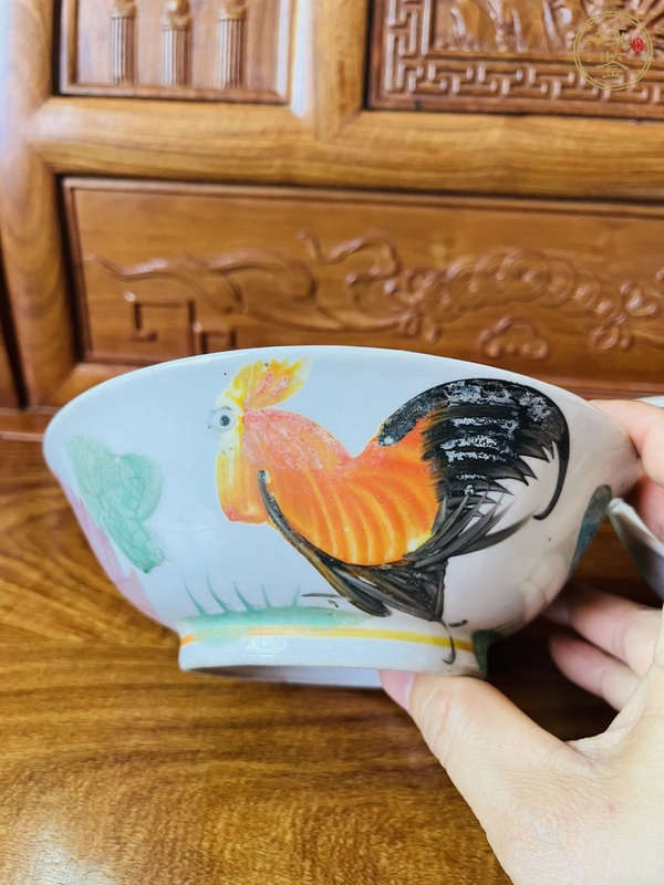 古玩陶瓷彩繪大公雞紋碗真品鑒賞圖