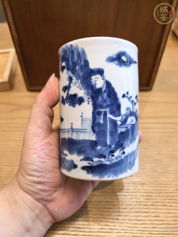 古玩陶瓷青花攜琴訪友圖筆筒真品鑒賞圖