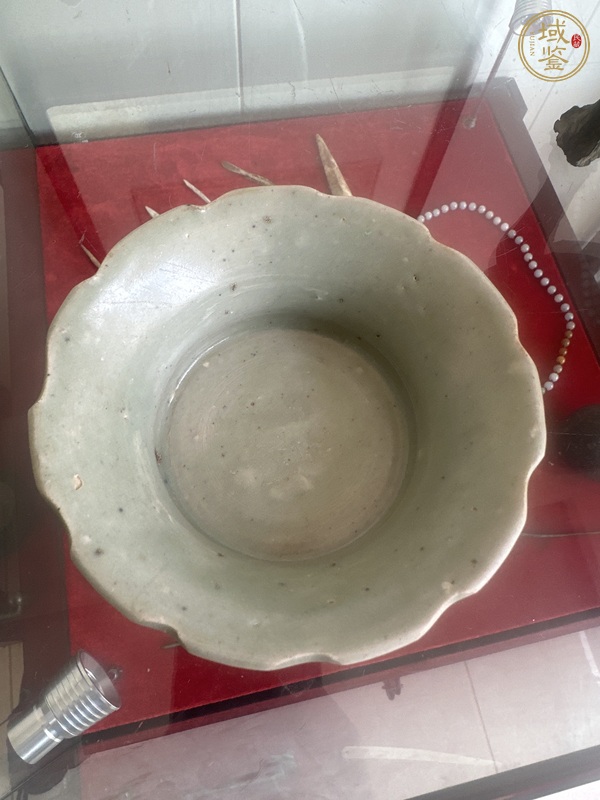 古玩青釉刻花紋花口盤真品鑒賞圖