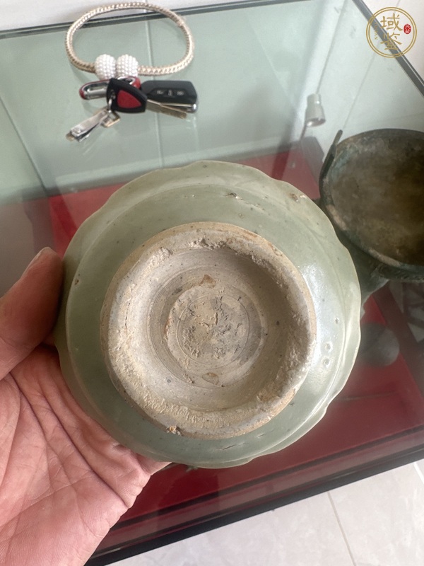古玩陶瓷青釉刻花紋花口盤真品鑒賞圖