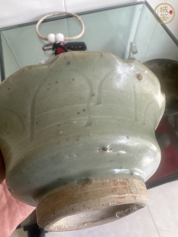 古玩陶瓷青釉刻花紋花口盤真品鑒賞圖