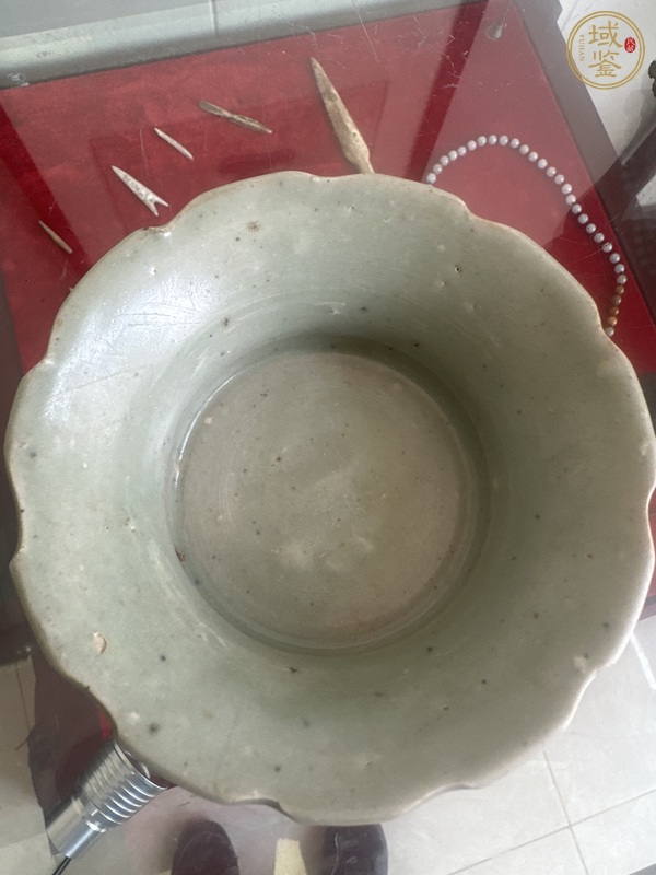 古玩陶瓷青釉刻花紋花口盤真品鑒賞圖