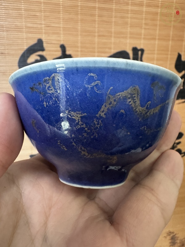 古玩陶瓷霽藍釉描金龍紋茶碗真品鑒賞圖