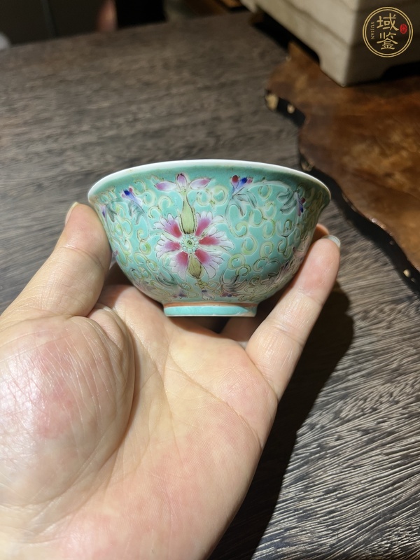 古玩陶瓷松石綠粉彩花卉紋茶碗真品鑒賞圖