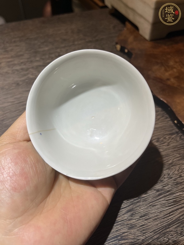 古玩陶瓷松石綠粉彩花卉紋茶碗真品鑒賞圖