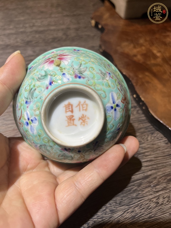 古玩陶瓷松石綠粉彩花卉紋茶碗真品鑒賞圖