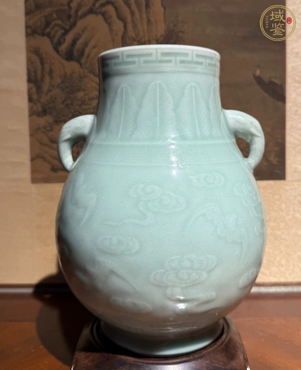 古玩陶瓷豆青釉云紋象耳瓶真品鑒賞圖