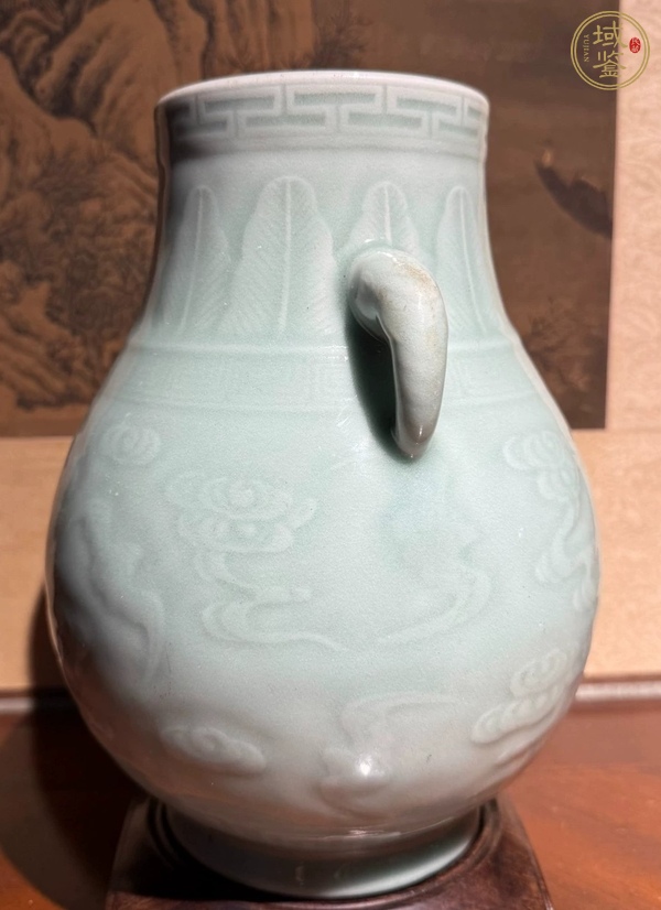 古玩陶瓷豆青釉云紋象耳瓶真品鑒賞圖