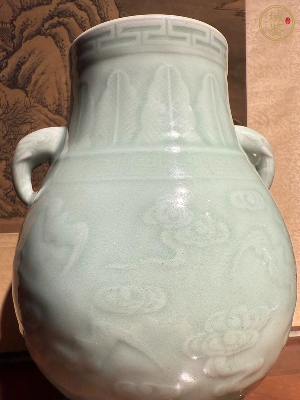古玩陶瓷豆青釉云紋象耳瓶真品鑒賞圖