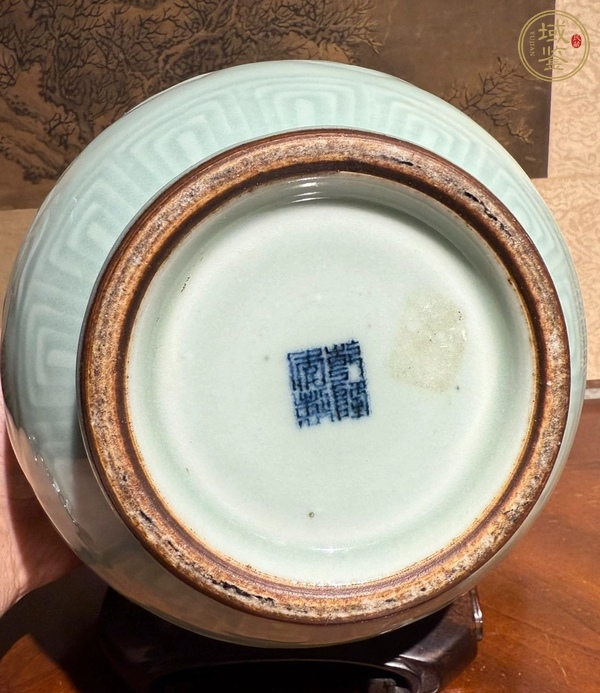 古玩陶瓷豆青釉云紋象耳瓶真品鑒賞圖