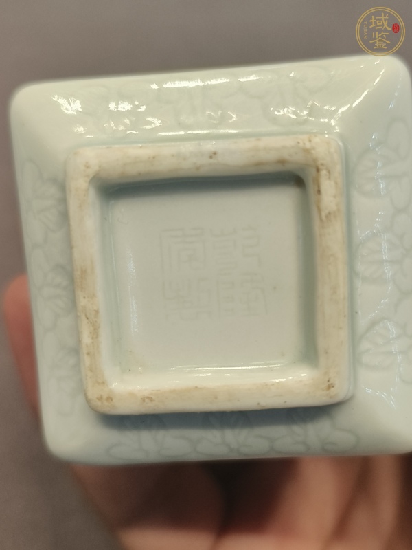 古玩陶瓷豆青釉刻花瓶真品鑒賞圖