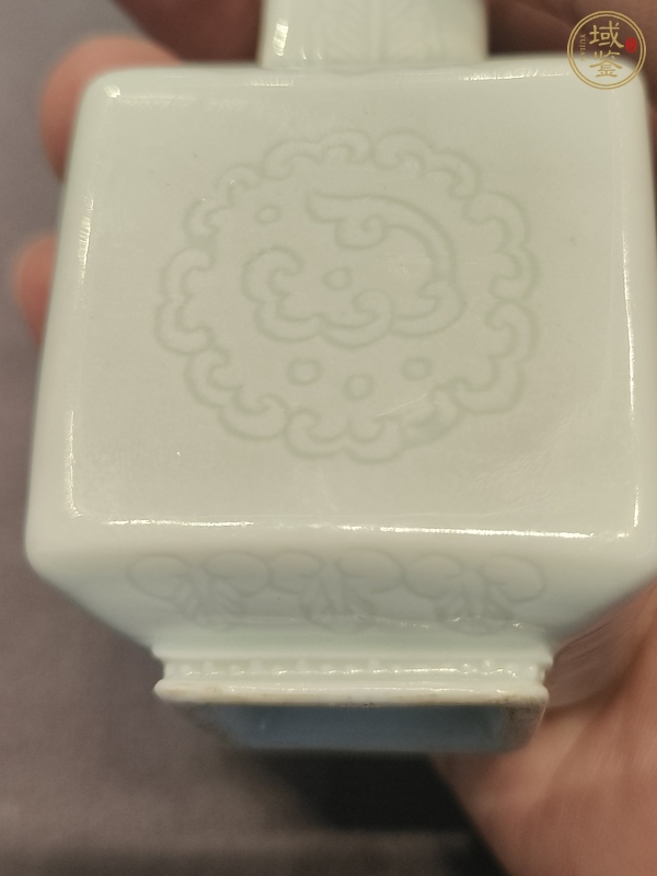 古玩陶瓷豆青釉刻花瓶真品鑒賞圖