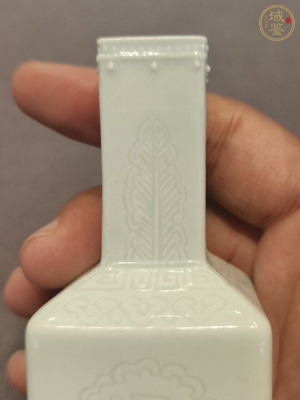 古玩陶瓷豆青釉刻花瓶真品鑒賞圖