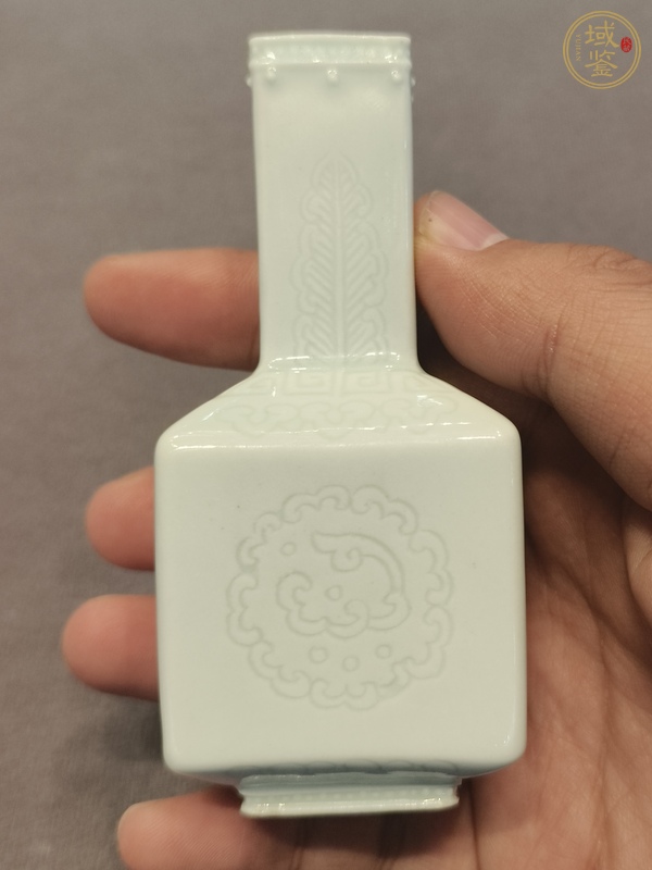 古玩陶瓷豆青釉刻花瓶真品鑒賞圖