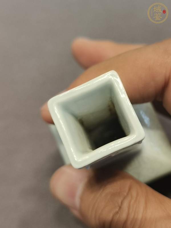 古玩陶瓷豆青釉刻花瓶真品鑒賞圖