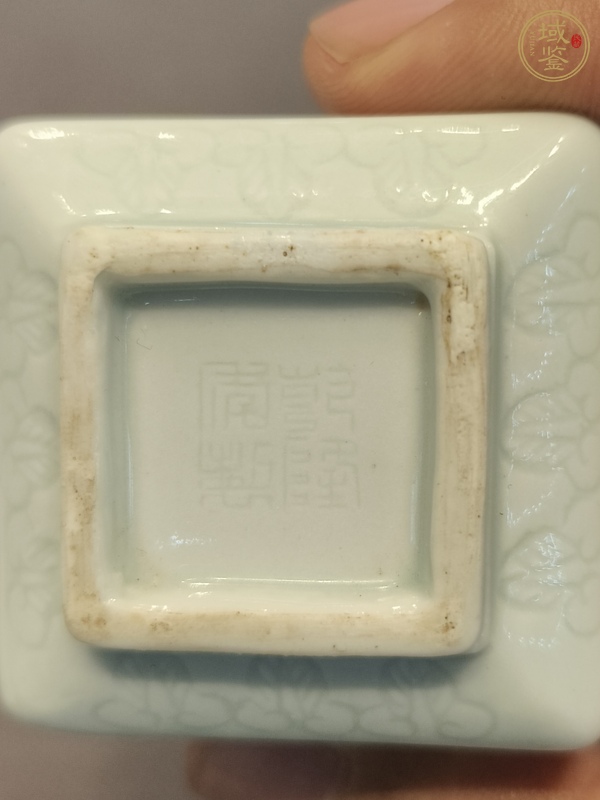 古玩陶瓷豆青釉刻花瓶真品鑒賞圖