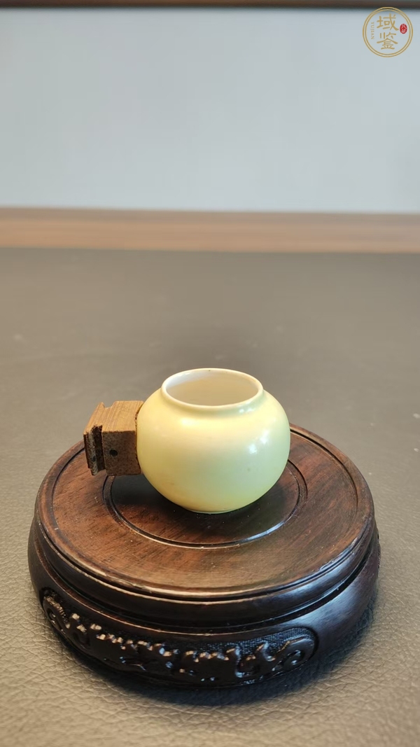 古玩民國淡黃釉薄胎繡眼鳥食杯真品鑒賞圖