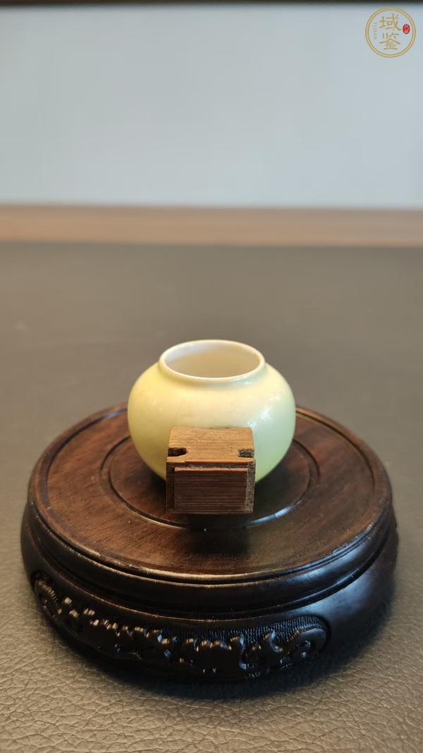 古玩陶瓷民國(guó)淡黃釉薄胎繡眼鳥(niǎo)食杯真品鑒賞圖