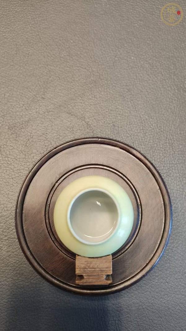 古玩陶瓷民國(guó)淡黃釉薄胎繡眼鳥(niǎo)食杯真品鑒賞圖