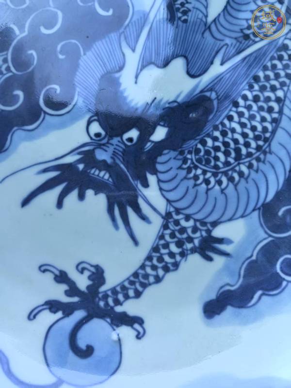 古玩陶瓷過墻龍紋青花盤真品鑒賞圖